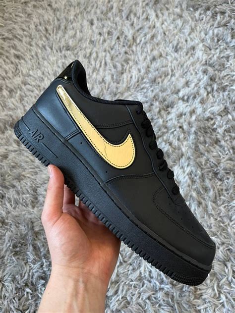 nike schwarz mit goldenem logo|Nike Air Force 1 Black Metallic Gold Removable Swoosh Pack.